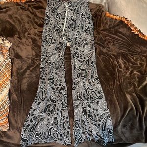 black paisley print flare leggings
